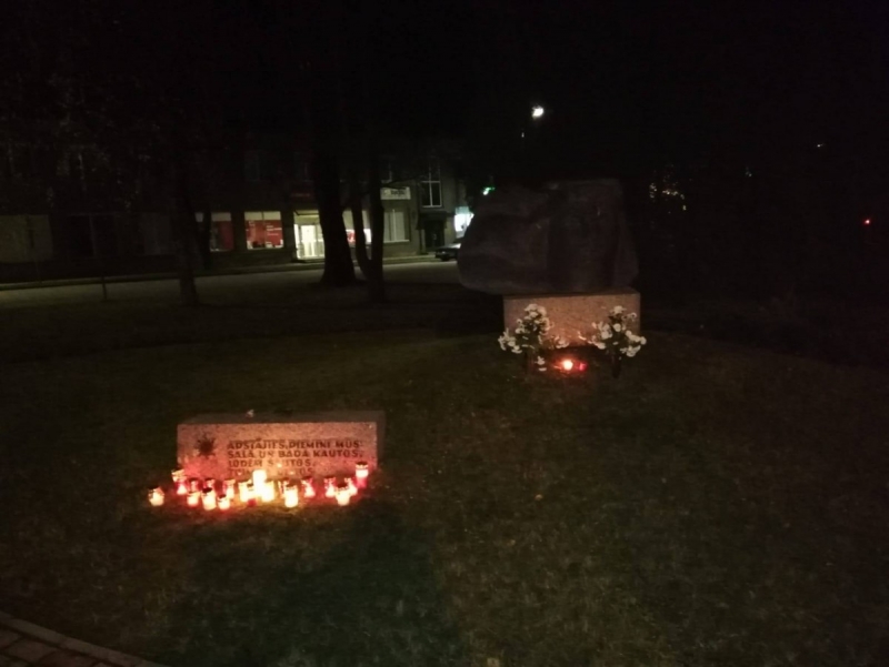 Limbažos, aizdedzot svecītes, godina Latvijas brīvības cīnītājus