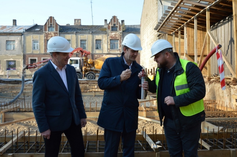 Topošās Sociālo pakalpojumu centra ēkas pamatos iemūrēta kapsula ar vēstījumu nākamajām paaudzēm