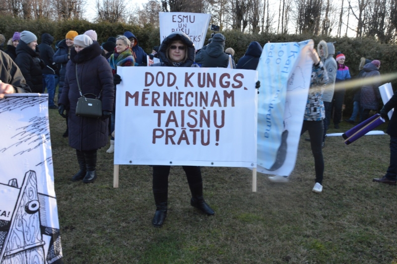 Iedzīvotāji vienojas kopīgā piketā, iebilstot iecerei dalīt Limbažu un Krimuldas novadu teritorijas
