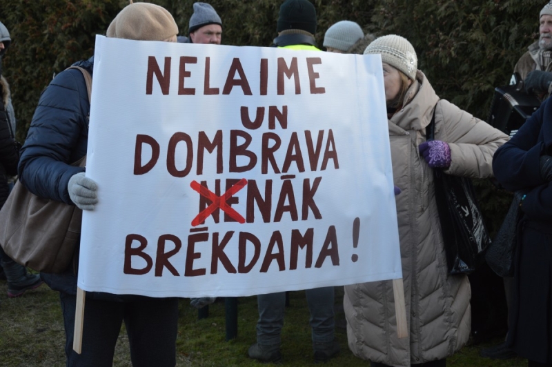 Iedzīvotāji vienojas kopīgā piketā, iebilstot iecerei dalīt Limbažu un Krimuldas novadu teritorijas