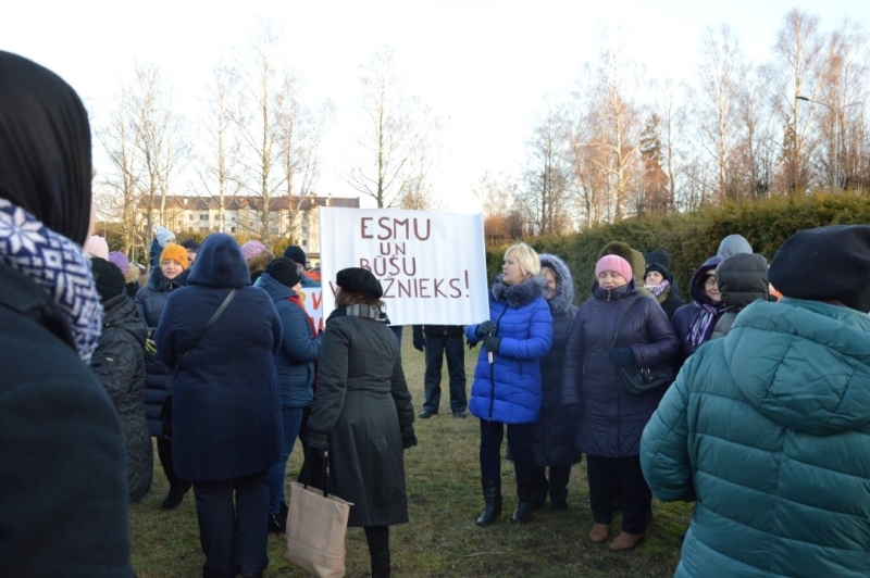 Iedzīvotāji vienojas kopīgā piketā, iebilstot iecerei dalīt Limbažu un Krimuldas novadu teritorijas