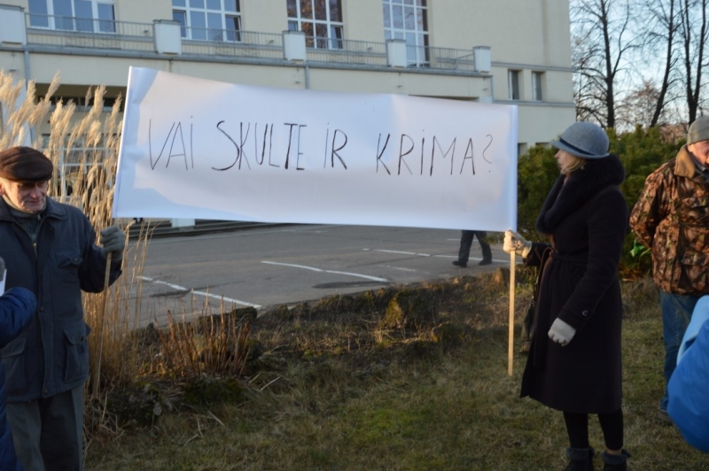 Iedzīvotāji vienojas kopīgā piketā, iebilstot iecerei dalīt Limbažu un Krimuldas novadu teritorijas
