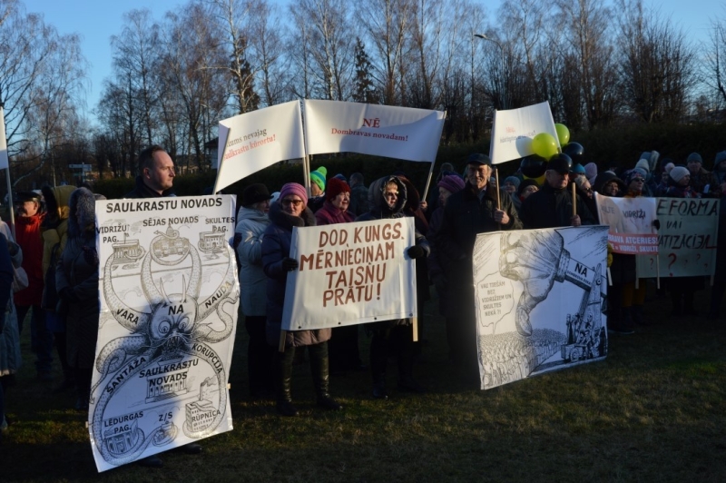 Iedzīvotāji vienojas kopīgā piketā, iebilstot iecerei dalīt Limbažu un Krimuldas novadu teritorijas