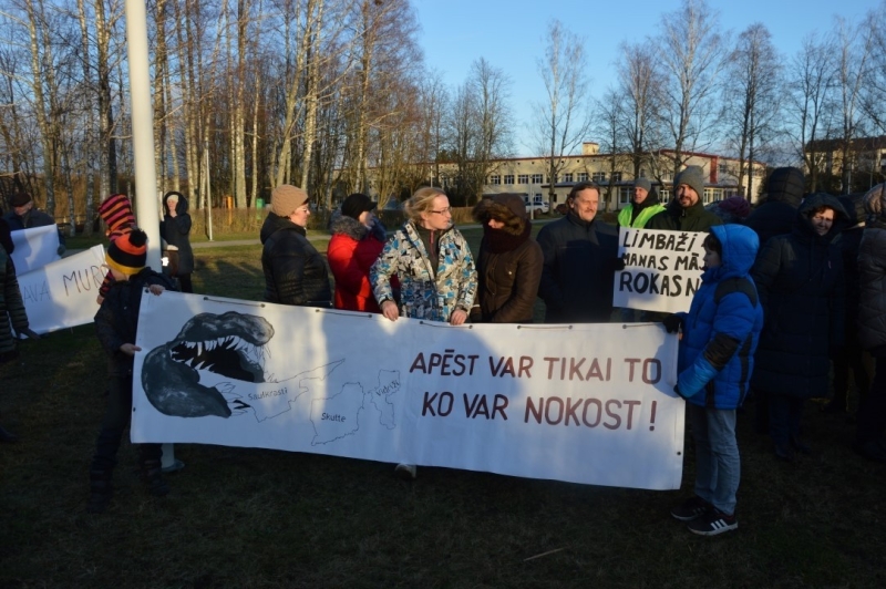Iedzīvotāji vienojas kopīgā piketā, iebilstot iecerei dalīt Limbažu un Krimuldas novadu teritorijas