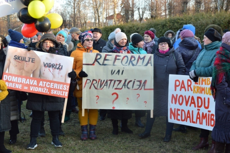 Iedzīvotāji vienojas kopīgā piketā, iebilstot iecerei dalīt Limbažu un Krimuldas novadu teritorijas