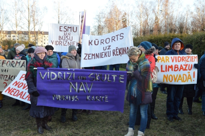 Iedzīvotāji vienojas kopīgā piketā, iebilstot iecerei dalīt Limbažu un Krimuldas novadu teritorijas