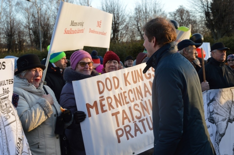 Iedzīvotāji vienojas kopīgā piketā, iebilstot iecerei dalīt Limbažu un Krimuldas novadu teritorijas