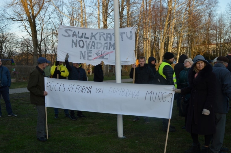 Iedzīvotāji vienojas kopīgā piketā, iebilstot iecerei dalīt Limbažu un Krimuldas novadu teritorijas