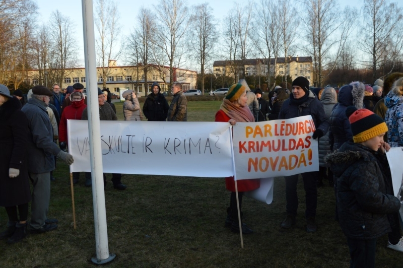 Iedzīvotāji vienojas kopīgā piketā, iebilstot iecerei dalīt Limbažu un Krimuldas novadu teritorijas