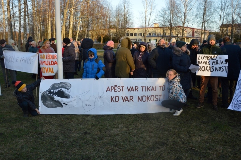 Iedzīvotāji vienojas kopīgā piketā, iebilstot iecerei dalīt Limbažu un Krimuldas novadu teritorijas