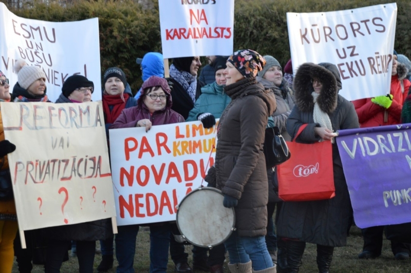 Iedzīvotāji vienojas kopīgā piketā, iebilstot iecerei dalīt Limbažu un Krimuldas novadu teritorijas