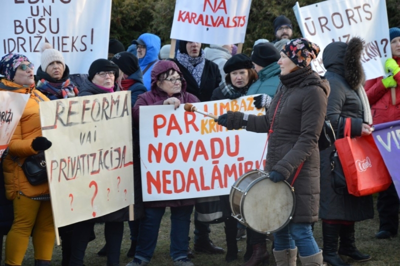 Iedzīvotāji vienojas kopīgā piketā, iebilstot iecerei dalīt Limbažu un Krimuldas novadu teritorijas