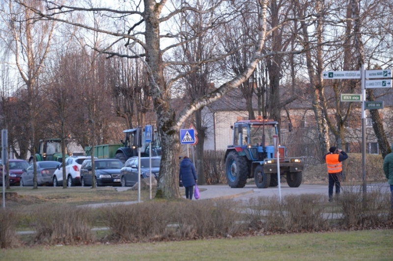 Iedzīvotāji vienojas kopīgā piketā, iebilstot iecerei dalīt Limbažu un Krimuldas novadu teritorijas