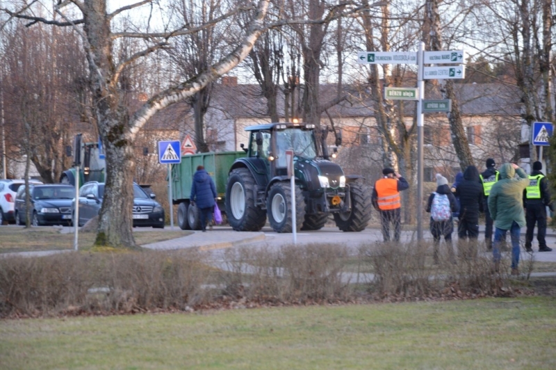 Iedzīvotāji vienojas kopīgā piketā, iebilstot iecerei dalīt Limbažu un Krimuldas novadu teritorijas