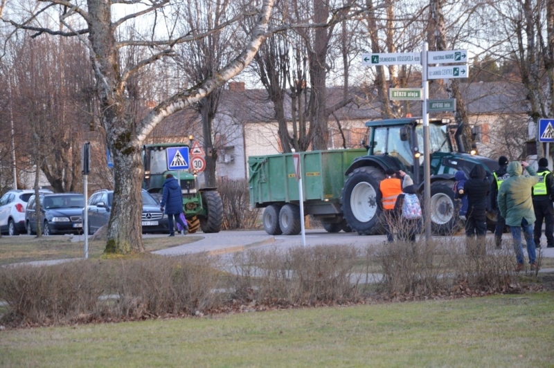 Iedzīvotāji vienojas kopīgā piketā, iebilstot iecerei dalīt Limbažu un Krimuldas novadu teritorijas