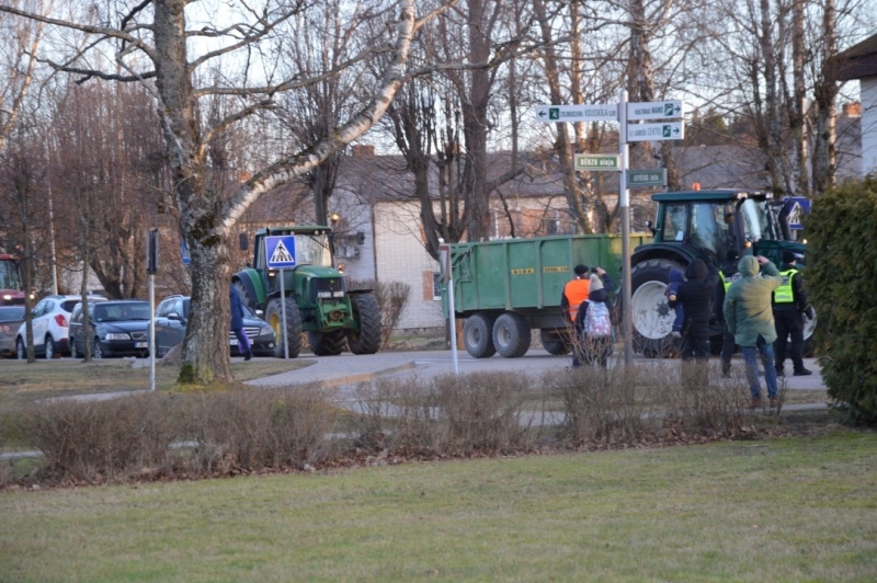 Iedzīvotāji vienojas kopīgā piketā, iebilstot iecerei dalīt Limbažu un Krimuldas novadu teritorijas