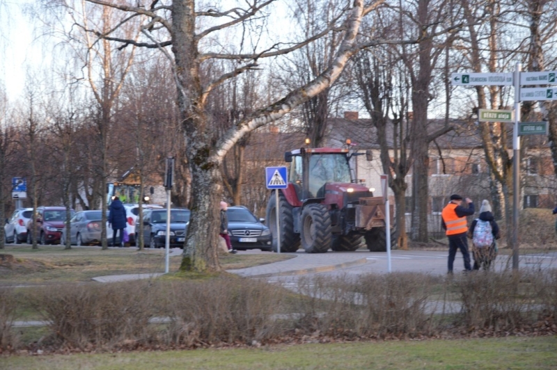 Iedzīvotāji vienojas kopīgā piketā, iebilstot iecerei dalīt Limbažu un Krimuldas novadu teritorijas