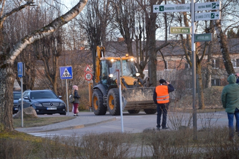 Iedzīvotāji vienojas kopīgā piketā, iebilstot iecerei dalīt Limbažu un Krimuldas novadu teritorijas