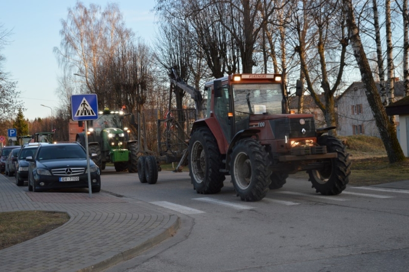 Iedzīvotāji vienojas kopīgā piketā, iebilstot iecerei dalīt Limbažu un Krimuldas novadu teritorijas