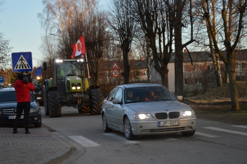 Iedzīvotāji vienojas kopīgā piketā, iebilstot iecerei dalīt Limbažu un Krimuldas novadu teritorijas