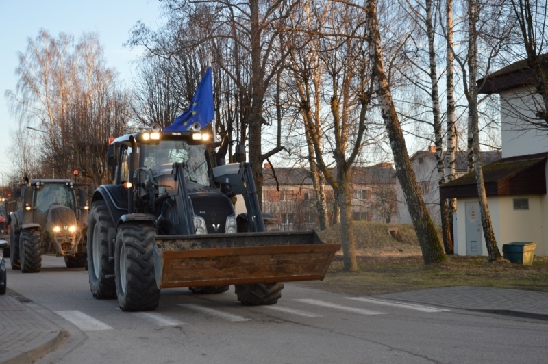 Iedzīvotāji vienojas kopīgā piketā, iebilstot iecerei dalīt Limbažu un Krimuldas novadu teritorijas