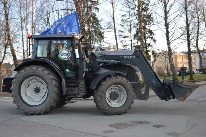 Iedzīvotāji vienojas kopīgā piketā, iebilstot iecerei dalīt Limbažu un Krimuldas novadu teritorijas