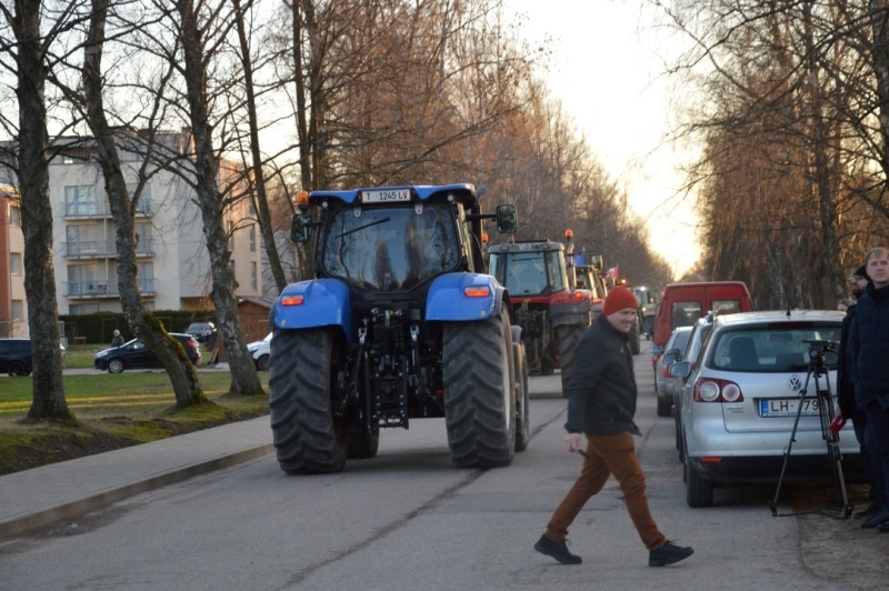 Iedzīvotāji vienojas kopīgā piketā, iebilstot iecerei dalīt Limbažu un Krimuldas novadu teritorijas