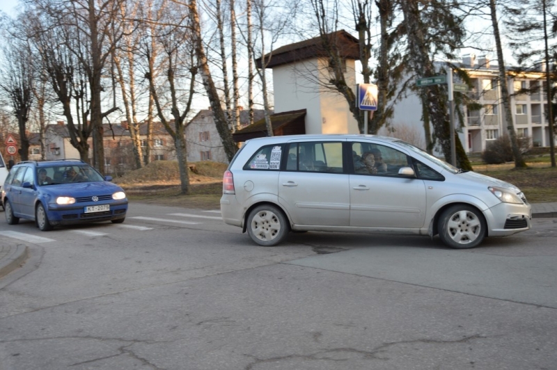 Iedzīvotāji vienojas kopīgā piketā, iebilstot iecerei dalīt Limbažu un Krimuldas novadu teritorijas