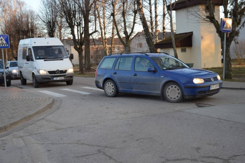 Iedzīvotāji vienojas kopīgā piketā, iebilstot iecerei dalīt Limbažu un Krimuldas novadu teritorijas