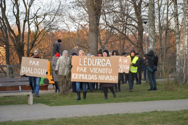 Iedzīvotāji vienojas kopīgā piketā, iebilstot iecerei dalīt Limbažu un Krimuldas novadu teritorijas