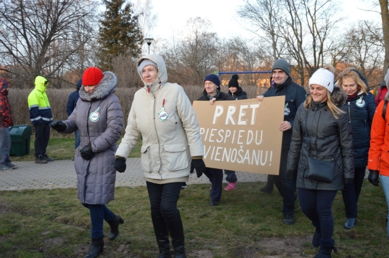 Iedzīvotāji vienojas kopīgā piketā, iebilstot iecerei dalīt Limbažu un Krimuldas novadu teritorijas