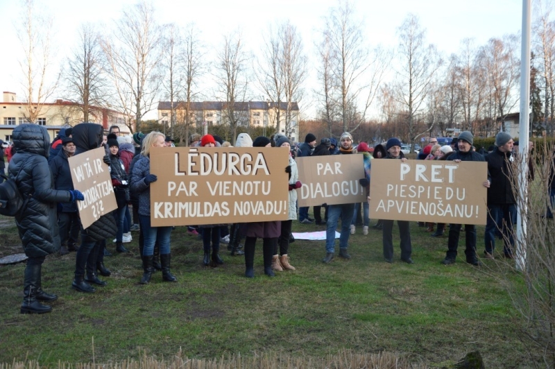 Iedzīvotāji vienojas kopīgā piketā, iebilstot iecerei dalīt Limbažu un Krimuldas novadu teritorijas