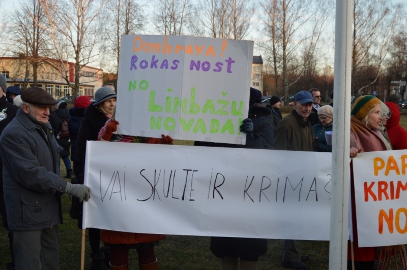 Iedzīvotāji vienojas kopīgā piketā, iebilstot iecerei dalīt Limbažu un Krimuldas novadu teritorijas