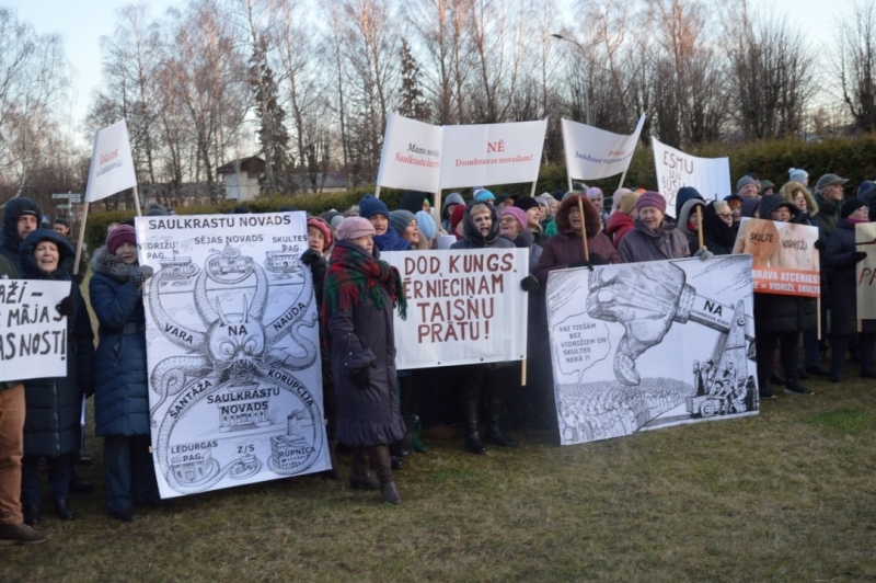 Iedzīvotāji vienojas kopīgā piketā, iebilstot iecerei dalīt Limbažu un Krimuldas novadu teritorijas