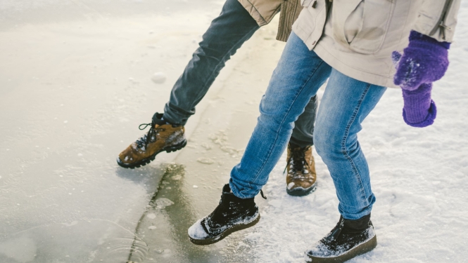 Uzraugiet bērnus un atturiet viņus no izklaidēm uz ledus!