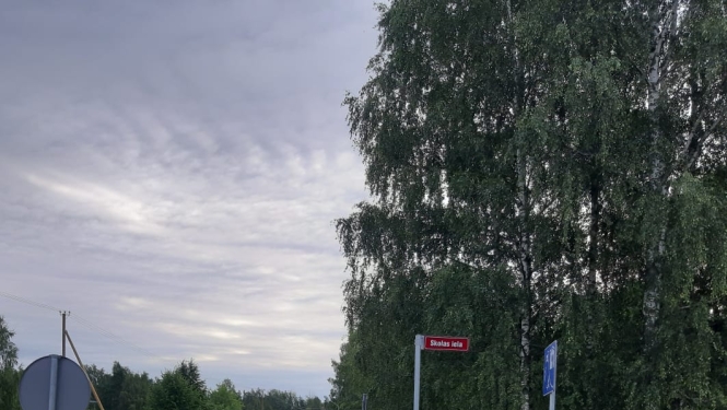 Lai paaugstinātu gājēju drošību, Limbažu novada pašvaldība noslēgusi līgumu par gājēju celiņa izbūvi Lādezerā gar valsts autoceļu V129