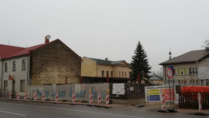 Turpinās sociālo pakalpojumu centra būvdarbi Cēsu ielā 7