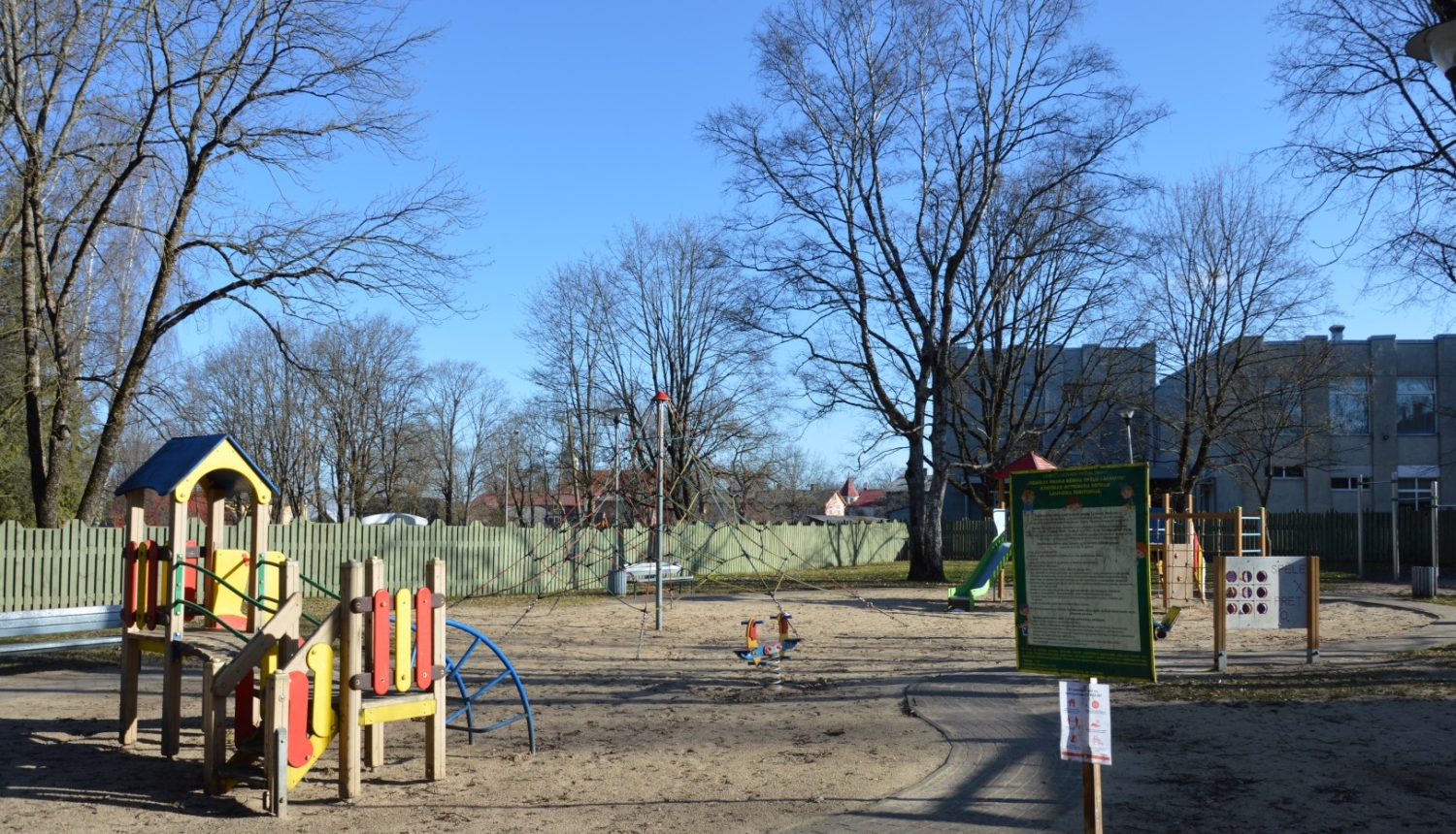 Limbažu novada pašvaldība atjauno bērnu rotaļu laukumu Vienības parkā