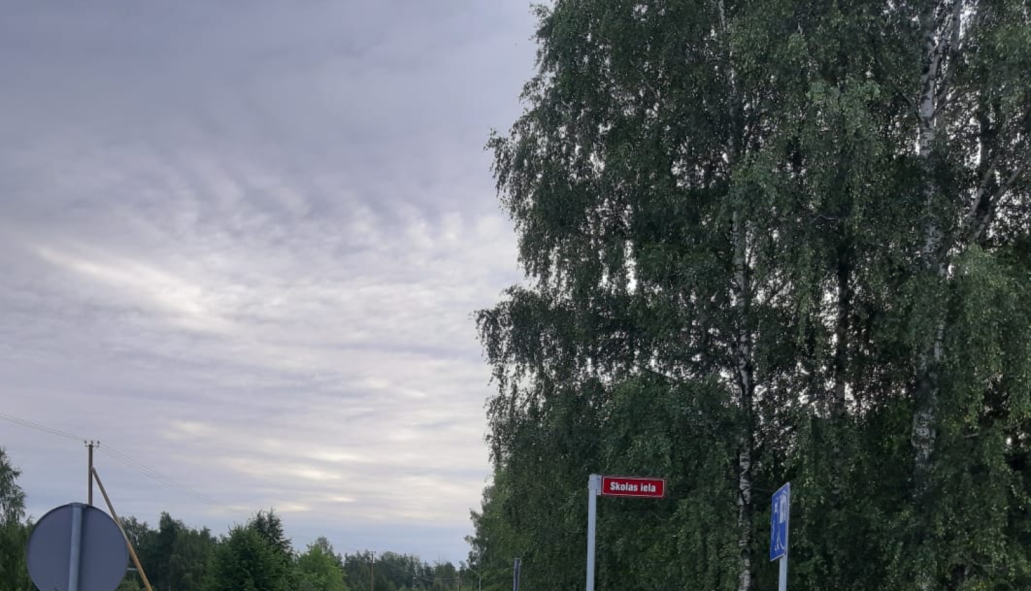 Lai paaugstinātu gājēju drošību, Limbažu novada pašvaldība noslēgusi līgumu par gājēju celiņa izbūvi Lādezerā gar valsts autoceļu V129