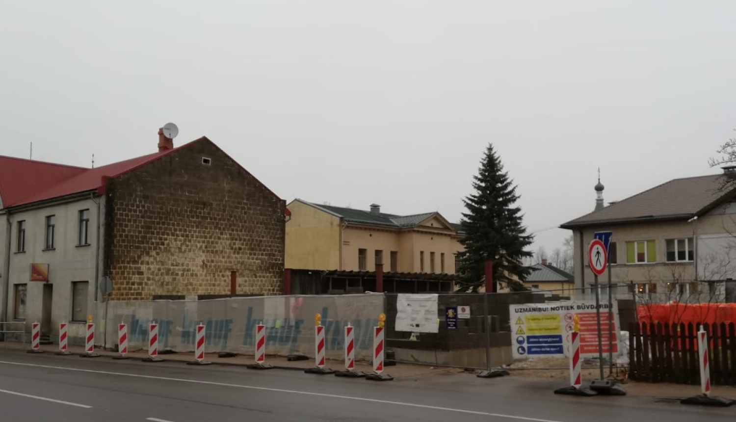 Turpinās sociālo pakalpojumu centra būvdarbi Cēsu ielā 7