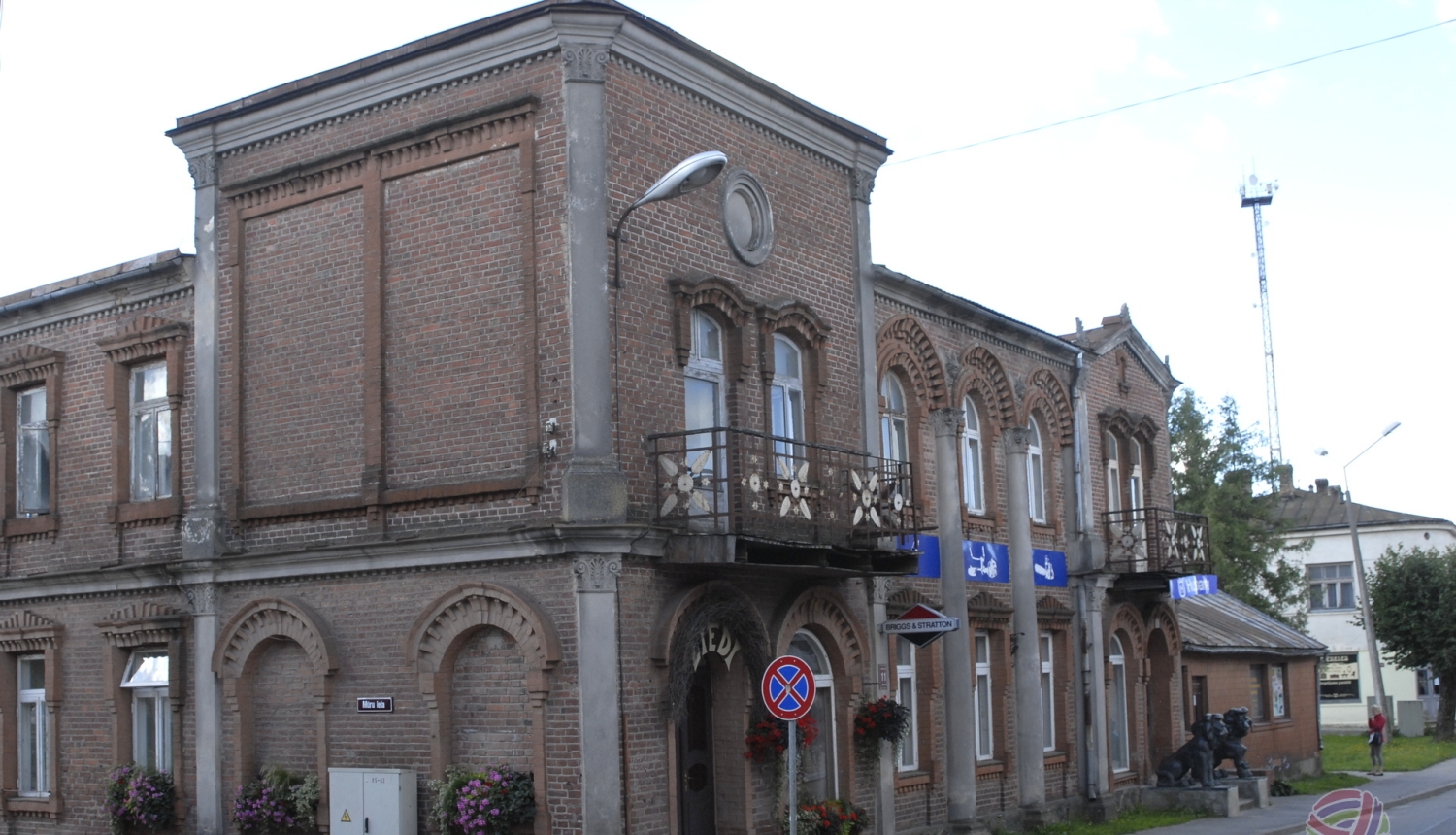 Limbažu novada pašvaldības organizētā projektu konkursa “Limbažu vēsturiskā centra ēku fasāžu un jumtu renovācija 2021” ietvaros ēku īpašnieki turpina sakārtot vēsturisko centru