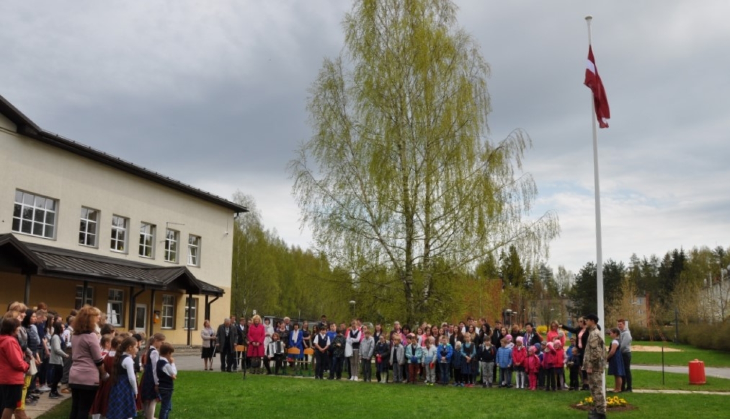 Lādezerā lepni plīvo Latvijas karogs