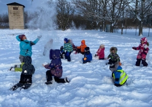 PII "Aģupīte" bērni baudīja ziemas priekus ikgadējā Sniega dienā